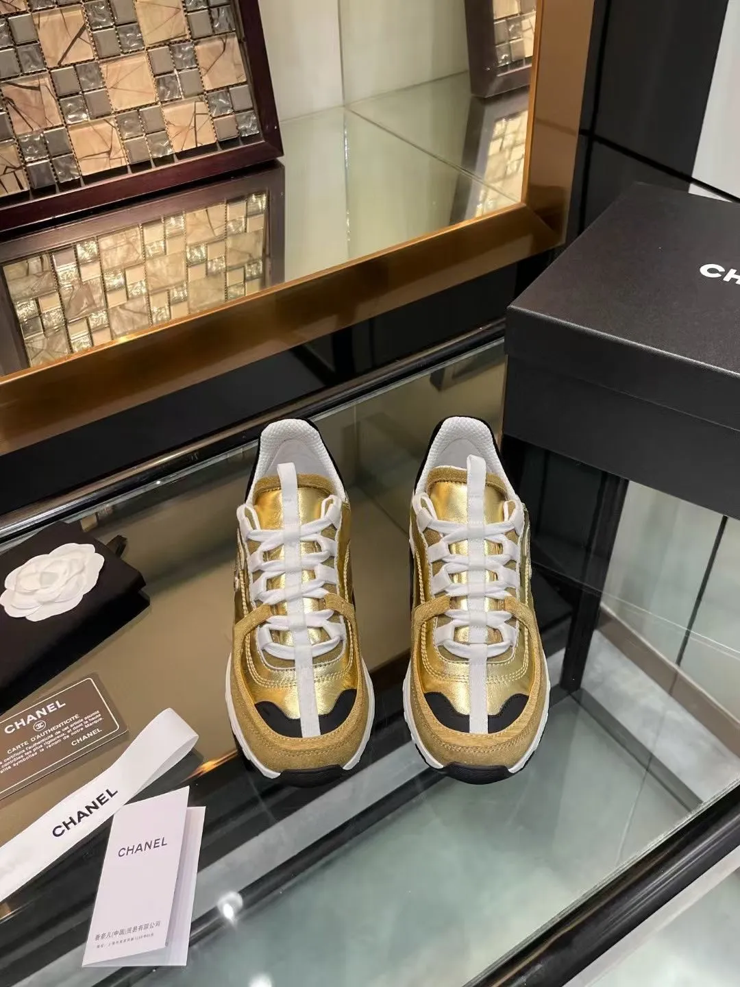 👟👟Ex-factory price 600👟👟Chanel Chanel 25SS latest white shoes, casual sports shoes, skate shoes, original purchase, development and production. Xiaoxiang C’s counter is another super hot model, loved by Internet celebrity bloggers and ladies, various praises on social platforms, super popular, high quality, breathable and super spring and summer. Seeing this issue always arouses the inner desire of girls for fashion. The latest calfskin material Classic black and white color scheme, fashionable on the feet and easy to care for #Material: Original customized imported cowhide material #Inner lining: Customized soft sheepskin lining #Sole: Original open-molded TPU non-slip outsole #Sole thickness: 2.5CM Size: 35-40 (custom-made size 40 is not returnable)